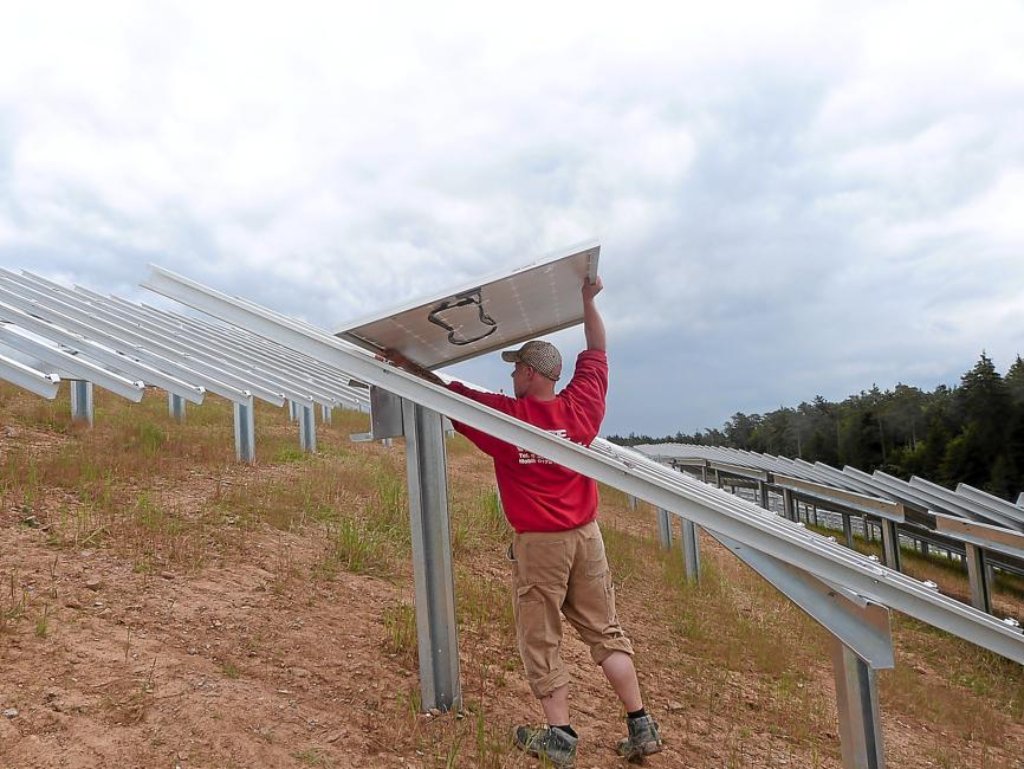Die Bauarbeiten für die Photovoltaikanlage auf dem Deponie-Hügel in Neubulach gehen gut voran und sollen noch diesen Monat abgeschlossen werden. Foto: Schuon