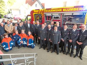 Stolz versammelt sich die Abteilung der Riedöschinger  Feuerwehrabteilung vor ihrem neuen Fahrzeug.   Foto: Suttheimer Foto: Schwarzwälder Bote