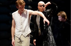 Robert Robinson als Krabat mit Jason Reilly (Meister). Foto: Stuttgarter Ballett