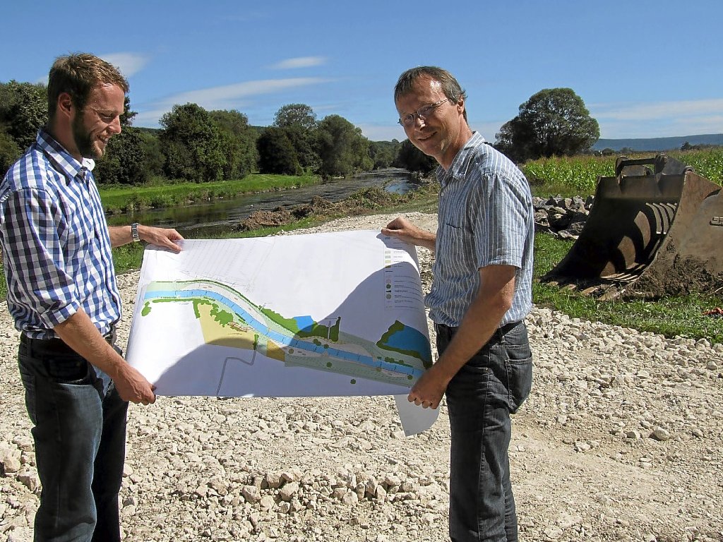 Zwei Männer und ein Kilometer neue Donau: Planer Martin Moser (links) und Oliver Stenzel vom Regierungspräsidium. Foto: Hahnel Foto: Schwarzwälder-Bote