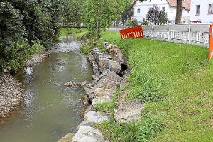 Das jüngste Hochwasser hat die Uferbefestigung der Schlichem in Böhringen zerstört.  Foto: Schickle