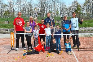 Einige Kinder und Erwachsene folgten der Einladung des  TC Talheim und probierten das kostenlose Tennis-Schnuppertraining aus. Foto: Klink Foto: Schwarzwälder-Bote