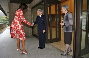 Amerikas First Lady, Michelle Obama, wird auf ihrer Asienreise vom japanischen Tennō und seine Frau Michiko empfangen. Foto: dpa