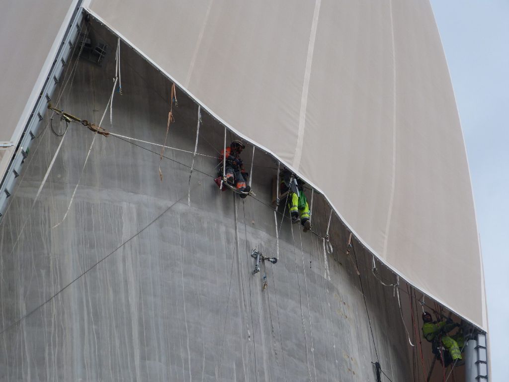 Kletterer bringen die Membran an. Bereits kurz nach Fertigstellung des Turms wird die empfindliche Haut von Raketen durchlöchert. Foto: Otto