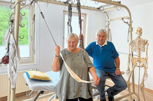 Monika und Rüdiger Barth am Schlingentisch gehen in den Ruhestand. Foto: Zoller