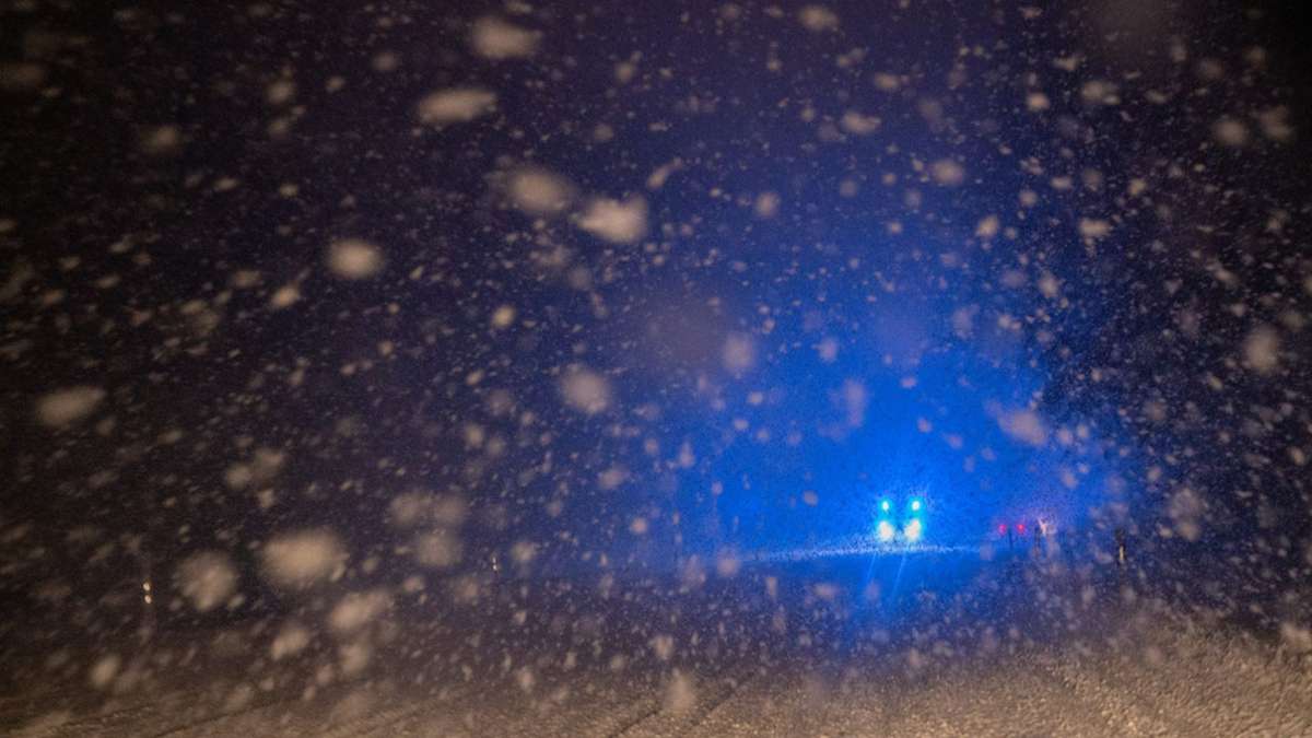 Unfall bei Bad Dürrheim: 29-Jähriger VW-Fahrer auf schneeglatter A 864 zu schnell