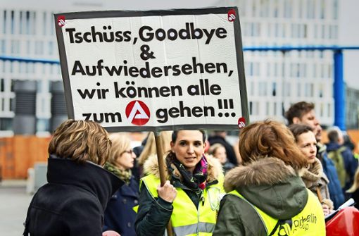 Etwa jeder zweite frühere Air-Berlin-Mitarbeiter (hier bei einer Demonstration am 22. November in Berlin) hat keine neue Stelle. Foto: dpa