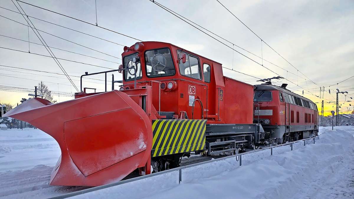 Seltener Einsatz  in Freudenstadt gestartet: Bahn-Schneepflug sorgt für freie Schienen