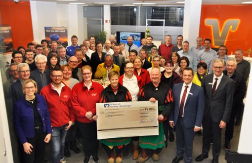 Dankbare Spendenempfänger haben sich in der VR-Bank Heuberg-Winterlingen versammelt.Foto: Grimm Foto: Schwarzwälder Bote