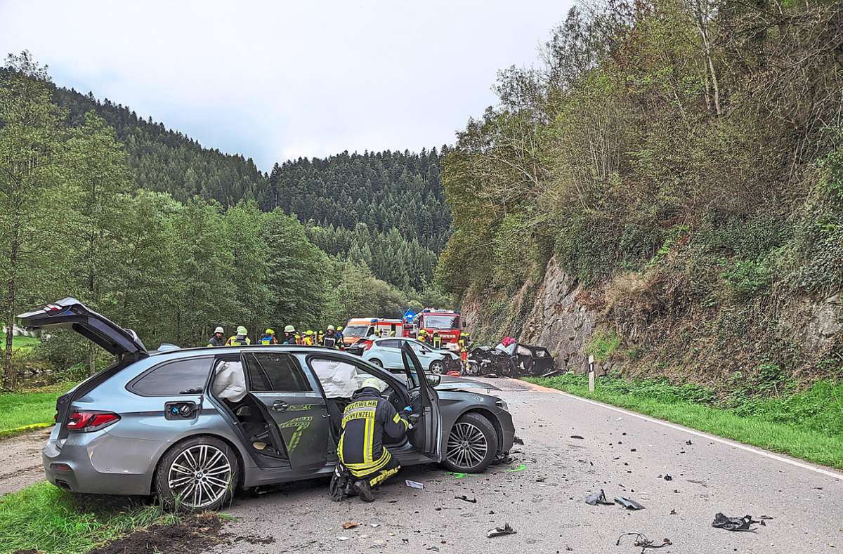 Zu einem schweren Verkehrsunfall mit drei beteiligten Fahrzeugen ist es am Donnerstagnachmittag auf der Bundesstraße 294 zwischen Schenkenzell und Schiltach nahe der Schenkenburg gekommen.