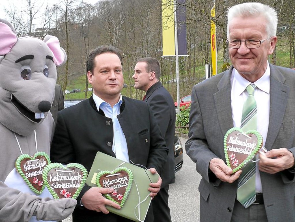 Nächster Versuch: Ministerpräsident Winfried Kretschmann und Landwirtschaftsminister Alexander Bonde werben mit Lebkuchenherzen für den Nationalpark Nordschwarzwald – diesmal in Ottenhöfen (Ortenaukreis).