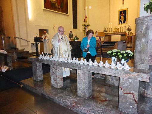 Pater Heinz Becker segnete die Osterlämmer in der Pfarrkirche Mater Dolorosa.Foto: Schmid Foto: Schwarzwälder Bote
