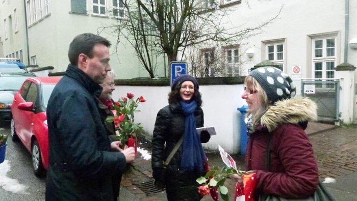 Nils Schmid verteilt Rosen an Passanten 