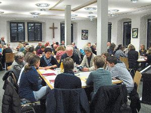Intensiv beschäftigen sich die Interessierten  mit den Fragen zum Thema Heiliger Geist. Foto: Ruf Foto: Schwarzwälder-Bote