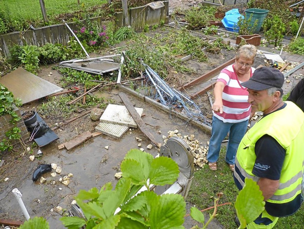 Der Garten das reinste Trümmerfeld Edith Sperling zeigt Wolfgang Weinmann, Leiter des Bauhofs Blumberg, die Schäden nach dem Hochwasser.