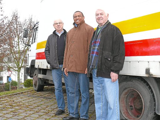 Hans-Joachim Wycisk, Pfarrer Paul Odoeme und Karl-Heinz König freuen sich, dass sich der Lastwagen endlich auf die Reise nach Nigeria machen kann. Foto: Nägele Foto: Schwarzwälder-Bote