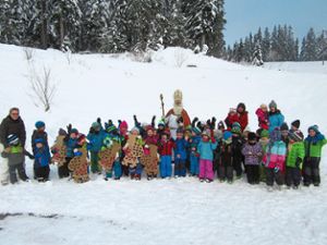 Der Schönwälder Kindergarten veranstaltet seine Nikolausfeier im Wald und im  Schnee.  Foto: Hirt Foto: Schwarzwälder-Bote