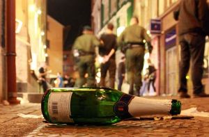 Vor einer Freudenstädter Kneipe ist es zu einer Schlägerei gekommen. Offenbar war Alkohol im Spiel. (Symbolbild) Foto: dpa