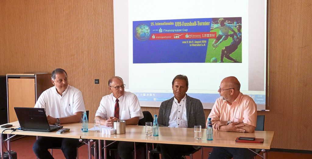 Oliver Hauer, Hans Häckel, Hermann Acker und Manfred Diepold (von links) informieren über das U 19-Turnier, das vom 3. bis 5. August zum 25. Mal in Oberndorf stattfindet.