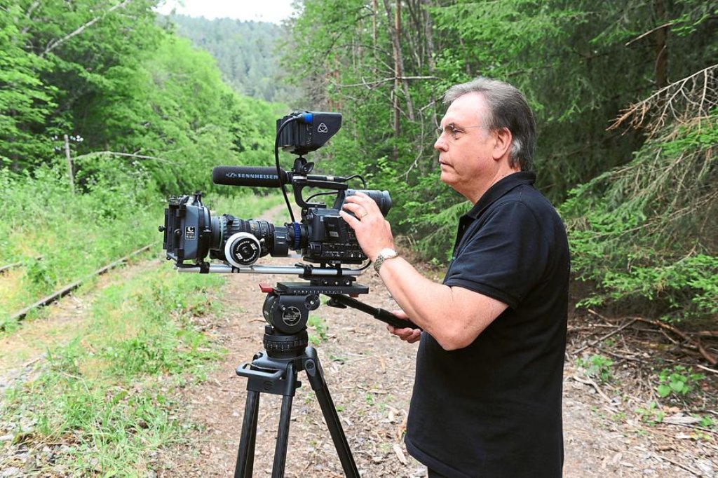 Gert Tetzner hält mit der Kamera Bohrungen der Firma Burhardt fest.