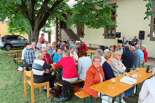 Bei Musik, Speis und Trank sitzt das Frohe Alter auf dem lauschigen Platz hinter der Kirche zusammen. Foto: Fahrland Foto: Schwarzwälder Bote