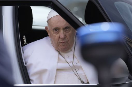Papst Franziskus muss sich von einer Operation erholen und sprach erstmals kein öffentliches Sonntagsgebet (Archivbild). Foto: dpa/Andrew Medichini