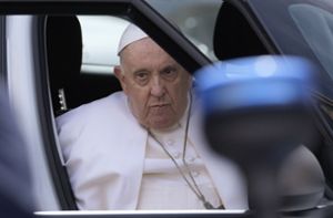 Papst Franziskus muss sich von einer Operation erholen und sprach erstmals kein öffentliches Sonntagsgebet (Archivbild). Foto: dpa/Andrew Medichini