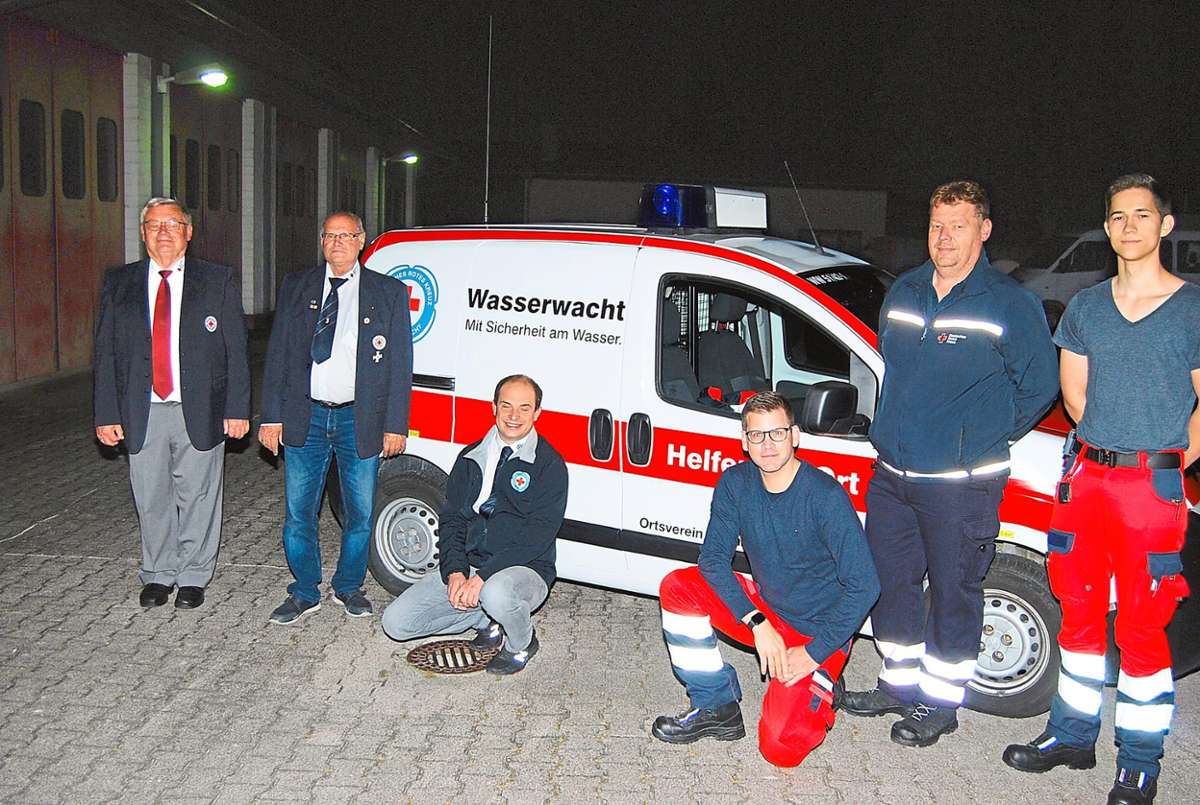 Stolz auf das neue Einsatzfahrzeug (von links): Rolf Biller, Jürgen Leser, Bereitschaftsleiter Harald Heiler sowie Alexander Hanke, Swen Biller und Eric Trotter von der Helfer-vor-Ort-Gruppe.