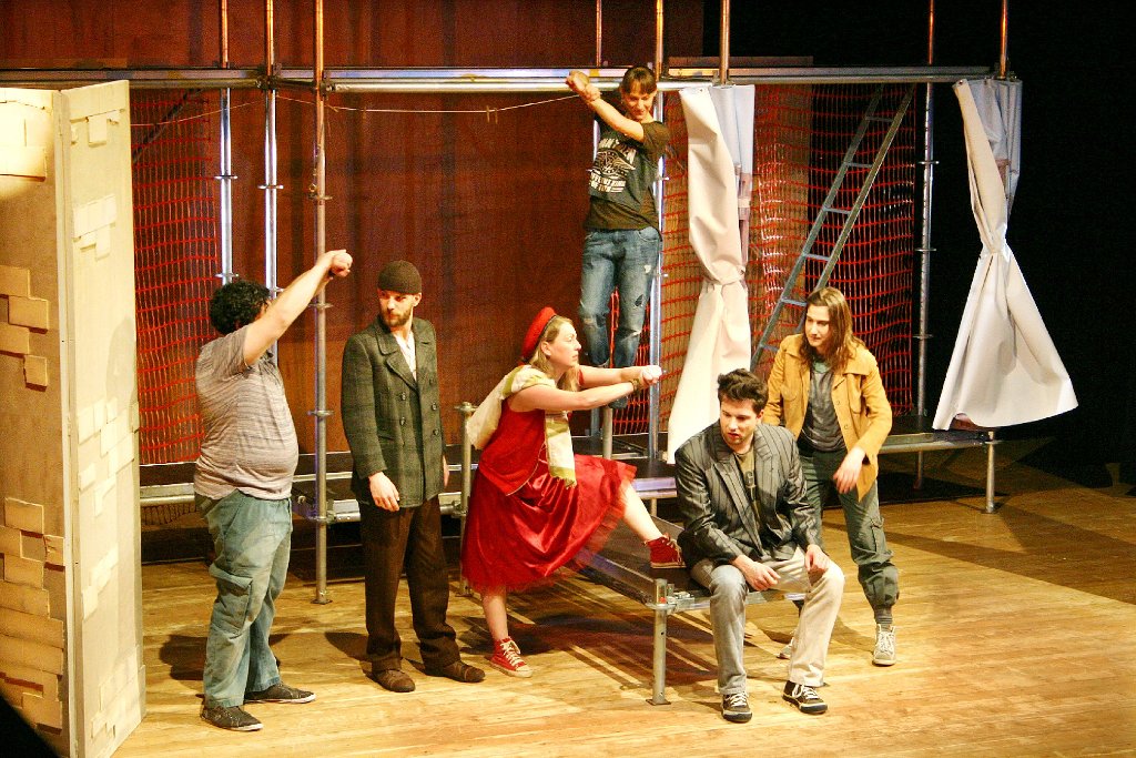 Turbulent ging es  auf der Bühne des Kurtheaters zu, wo das Stück Die rote Zora und ihre Bande gespielt wurde.  Foto: Keck Foto: Schwarzwälder-Bote