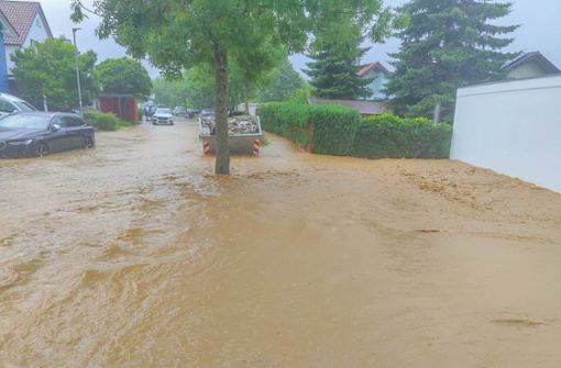 In Karlsbad überfluteten Wassermassen eine Straße. Foto: imago images/Einsatz-Report24/Fabian Geier