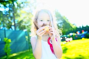 Muffins sollten weder bei Kindern noch bei Erwachsenen   täglich auf dem Speiseplan stehen. Zu besonderen Anlässen ist nichts gegen ein Küchlein einzuwenden. Foto: mauritius images / Westend61 / HalfPoint