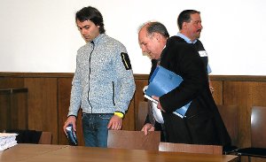 Der angeklagte Janosch G. und sein Verteidiger nehmen im Gerichtssaal Platz. Foto: Ludwig