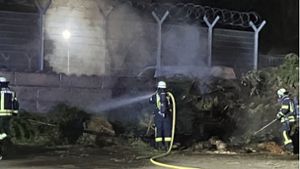 Der Brand des Grünguts wird gelöscht. Foto: FFW Donaueschingen