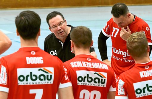TVW-Coach Ole Andersen im Kreise seiner Spieler. Welche das in Plochingen sein werden, ist noch nicht klar. Foto: Wendling