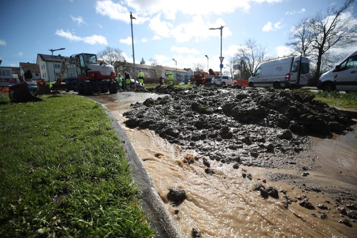 Überflutete Straßen: Schaden an Wasserleitung sorgt für Chaos in Schwenningen
