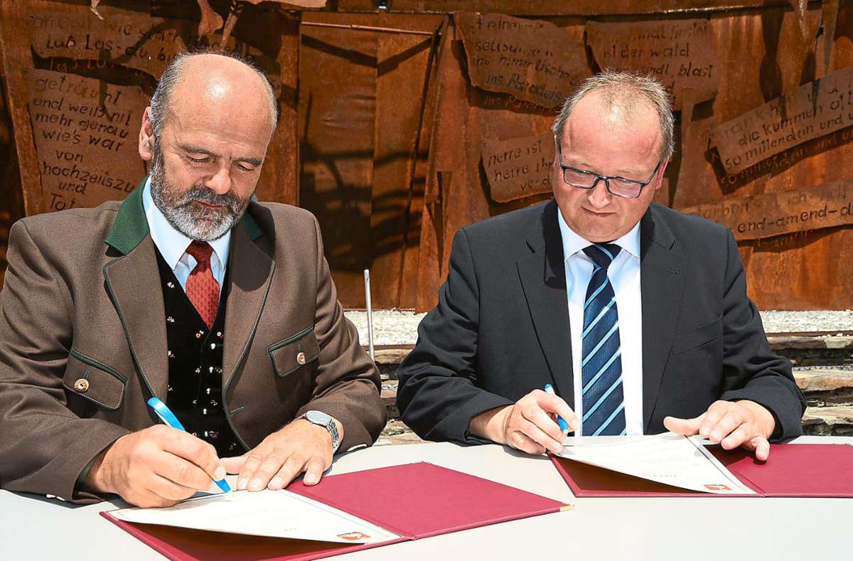 Anton Engl-Wurzer (Metnitz, links) und Haiterbachs Bürgermeister Andreas Hölzlberger unterzeichneten im Jahr 2017 die Urkunden zum 50-jährigen Bestehen der Städtepartnerschaft. Foto: Katzmaier