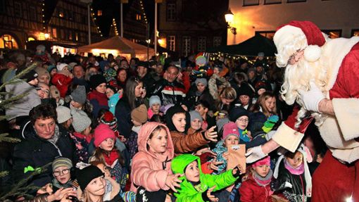 Der Nikolaus kam  in Begleitung von  zwei Engeln auf den Marktplatz und verteilte hunderte Päckchen an die Kinder. Foto: Uwe Ade