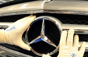 Der Autobauer Daimler erzielt einen neuen Rekordabsatz. Doch getrübt wird die Jahresbilanz 2012 von der schwachen Entwicklung in China. Die Schwaben profitieren vor allem vom US-Markt. Foto: dpa