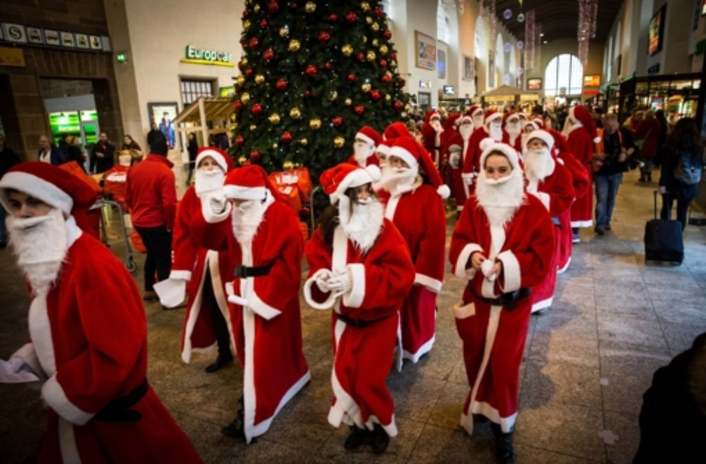 Aus ganz Baden-Württemberg  kommen mehr als 100 Weihnachtsmänner und -frauen.  Sie sind weit gefahren um am Stuttgarter  Hauptbahnhof Geschenke zu verteilen. Foto: Lichtgut/Achim Zweygarth