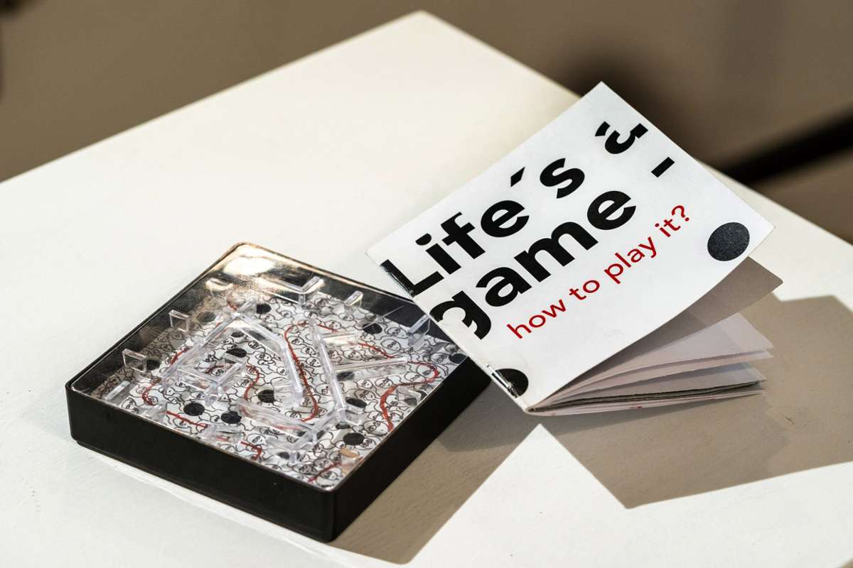Life’s a game – how to play it? thematisiert den gesellschaftlichen Druck, der vorgibt, wie man leben soll.Fotos: Cools/Soballa