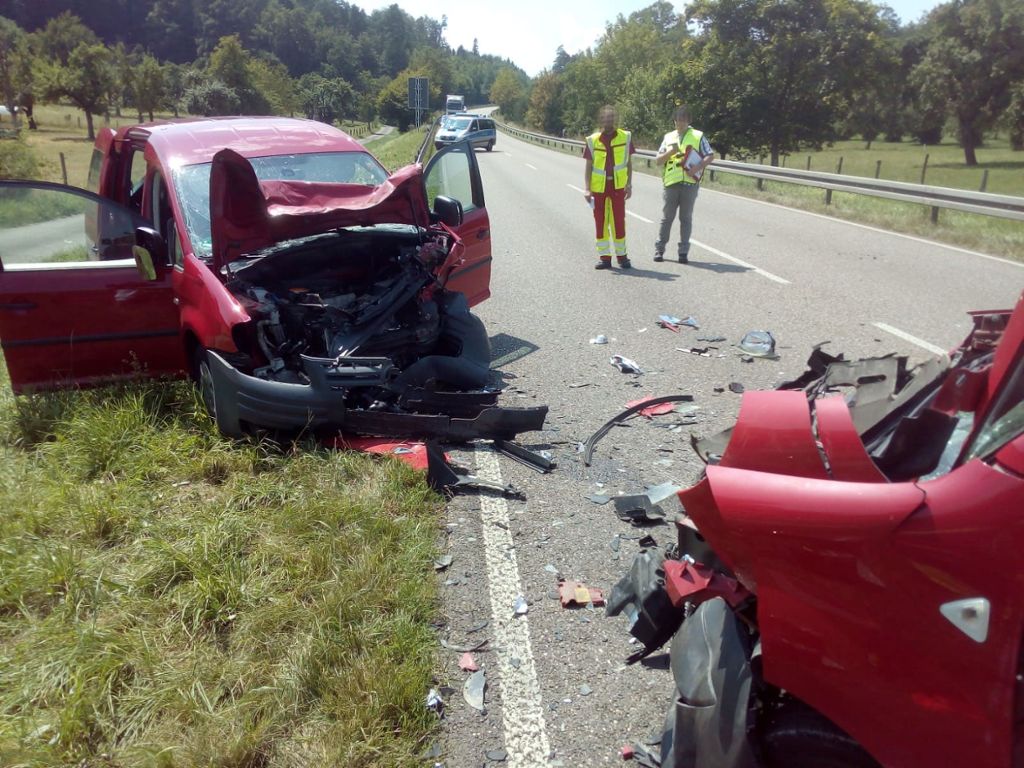 Bei einem schweren Unfall zwischen Althengstett und Simmozheim sind am Dienstag gegen 13 Uhr drei Menschen verletzt worden.