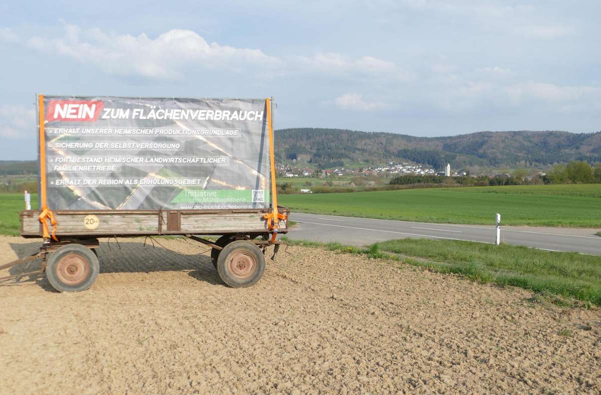 Ein Banner zwischen Holzhausen und Bergfelden weist Autofahrer auf die Bedeutung der Mühlbachebene hin. Foto: Reimer