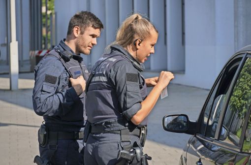 Im Rahmen des Sicherheitstages hat die Polizei mit zahlreichen Einsatzkräften den Verkehr auf dem Rathausplatz kontrolliert. Foto: Gieger