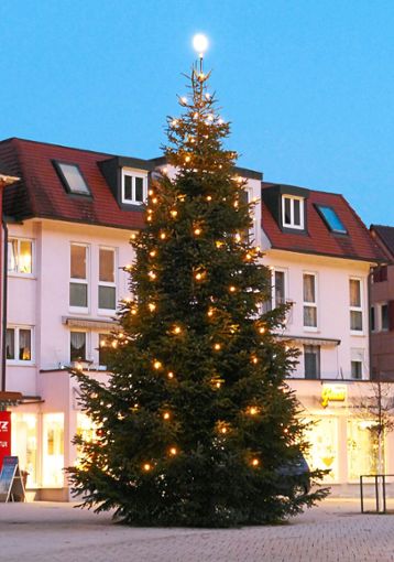 Am Marktplatz begrüßt ein Weihnachtsbaum die Spaziergänger. Foto: Stadt Altensteig Foto: Schwarzwälder Bote