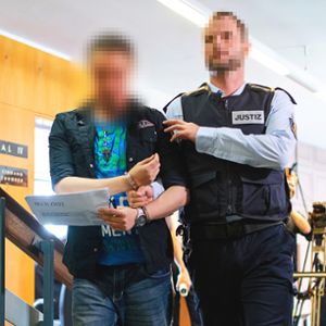 Christian L.  auf dem Weg zur Urteilsverkündung: Beide erhalten hohe Haftstrafen.  Foto: Seeger