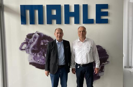 OB-Kandidat Christian Ruf (links) mit Werkleiter Reiner Müller bei seinem Besuch im Rottweiler Werk. Foto: Troiani