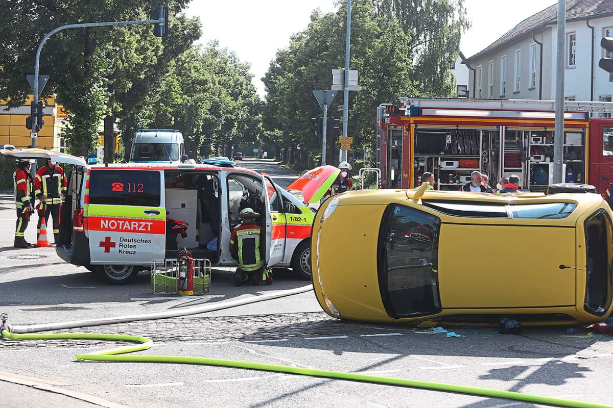 Unfall auf der Kreuzung Robert-Wahl-Straße/Paulinenstraße: Der Notarztwagen und das gelbe Auto stießen dort am Sonntagmorgen zusammen. Foto: Maier