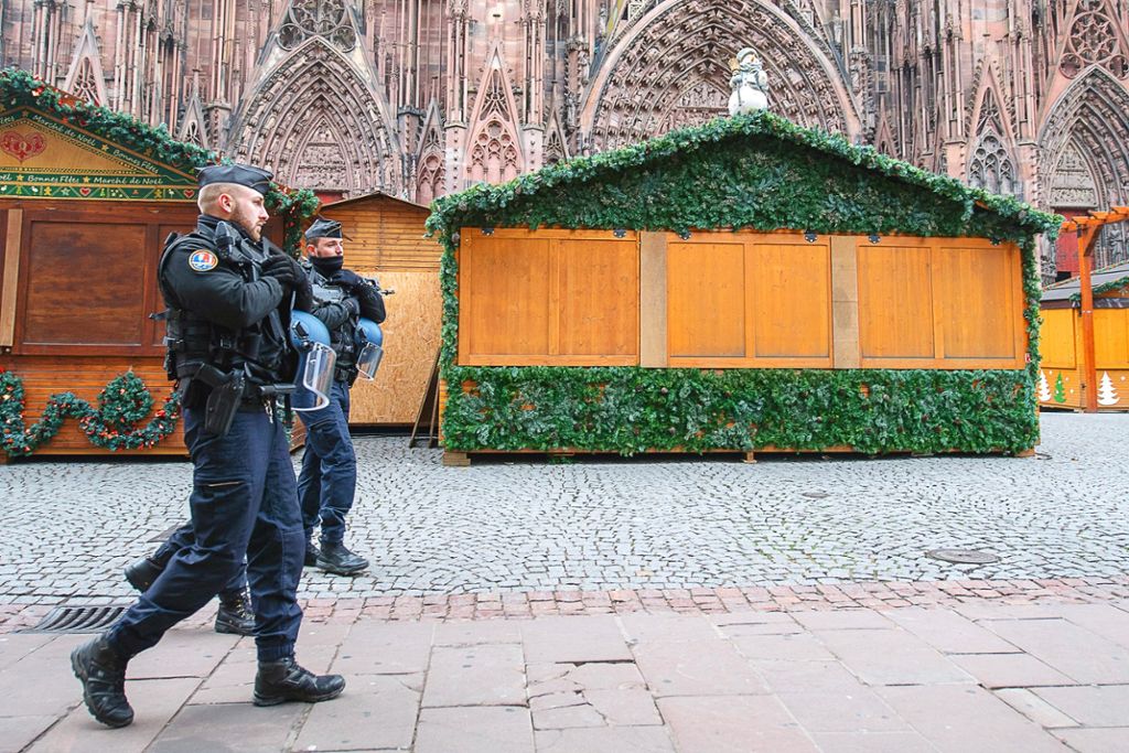 Polizisten patrouillieren  über den geschlossenen Weihnachtsmarkt in Straßburg. Er bleibt auch am Donnerstag zu.   Foto: Gollnow