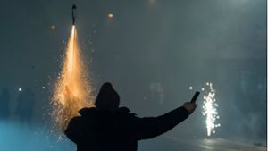 Die Silvesternacht verleitet häufig zu einem leichtsinnigen Umgang mit Feuerwerkskörpern. Foto: dpa/Boris Roessler