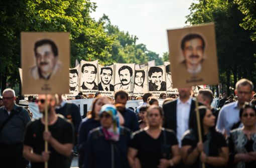 Demonstranten halten  in München 2018 bei einer Kundgebung Schilder mit Abbildungen der NSU-Opfer hoch. Foto: dpa/Lino Mirgeler